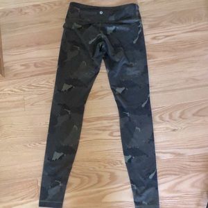 Lululemon Wunder Under camo leggings